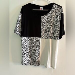 The Zig Zag Stripe  black and white Cheetah Top woman’s size small